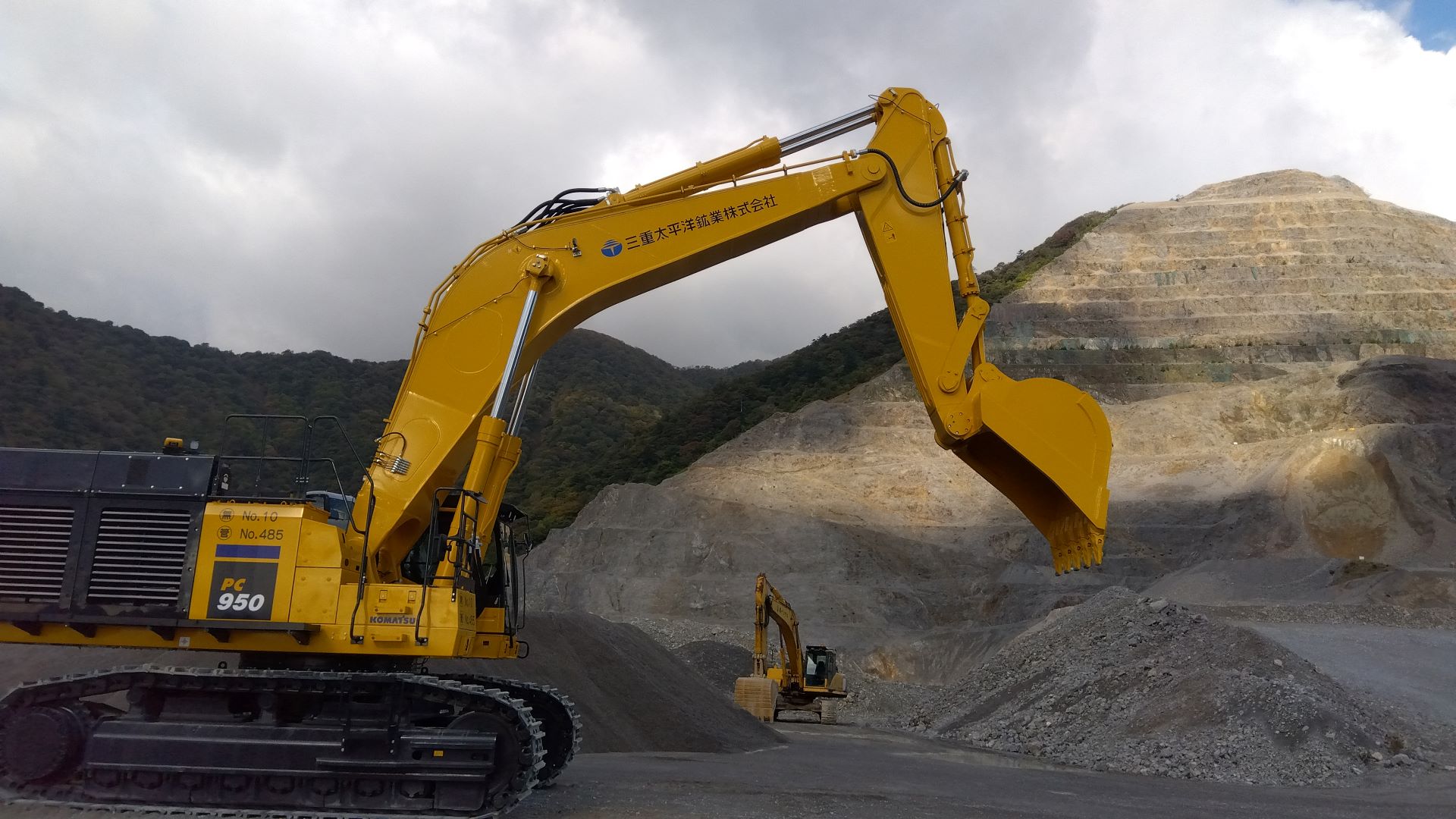 新しい重機(パワーショベル）が納車されました。 - 三重太平洋鉱業株式会社
